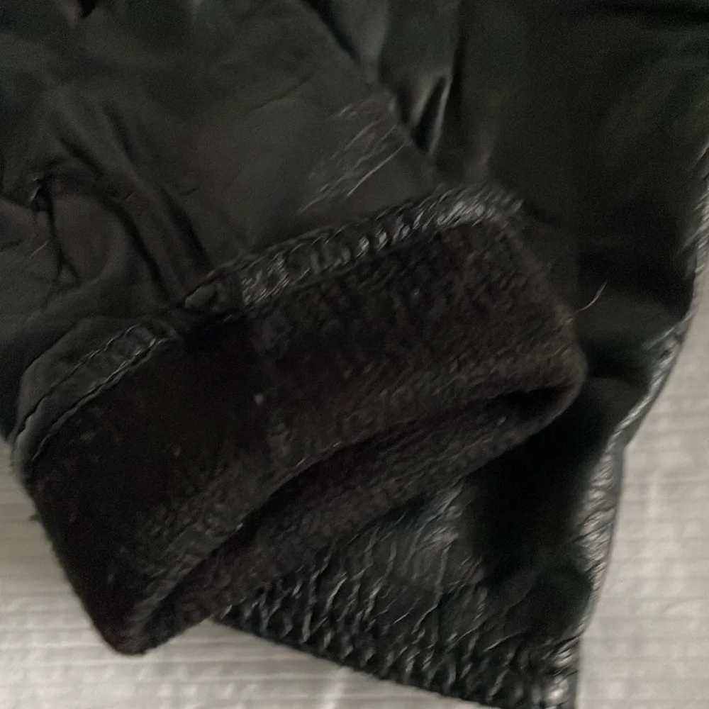 Size 6 black leather gloves with knit lining